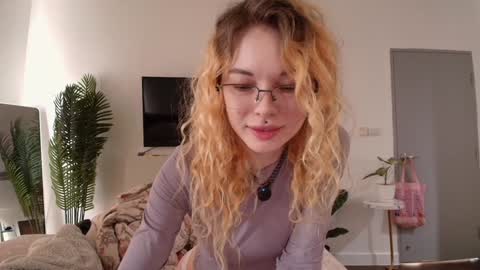 Snapshot of juicyshow chatting on February 23, 2:53 am Hiya Im your sweet Lia online show from February 23, 2:53 am