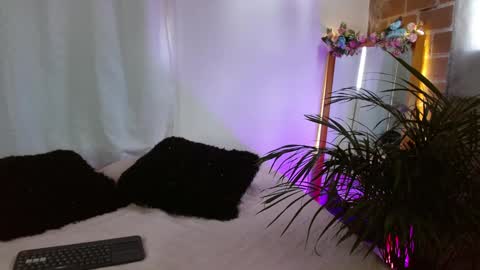 Jules and Gia online show from January 6, 4:44 pm