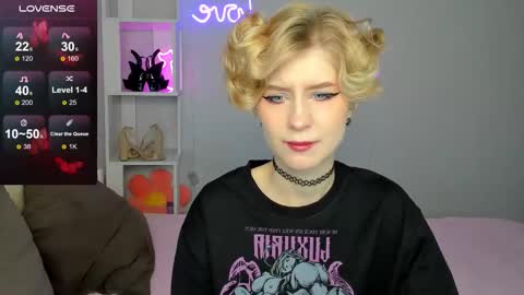 Snapshot of julescrown chatting on October 3, 12:40 am Jules online show from October 3, 12:40 am