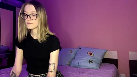 julia_charm online show from April 6, 4:08 pm