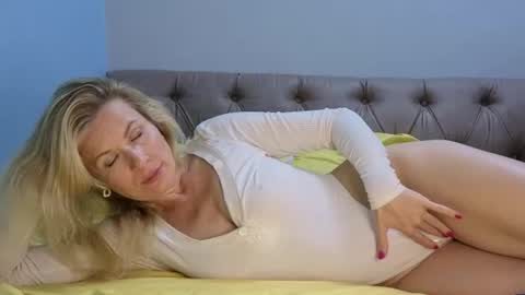 julia_giulia online show from October 30, 8:31 pm