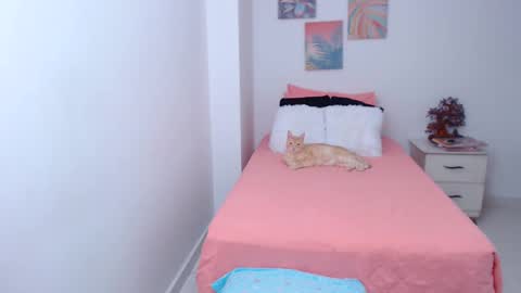 Snapshot of julia_gray_ chatting on March 6, 10:30 am julia online show from March 6, 10:30 am