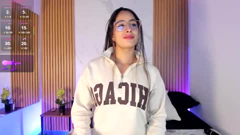 J U L IA   M A R T I N E Z online show from February 24, 11:41 am