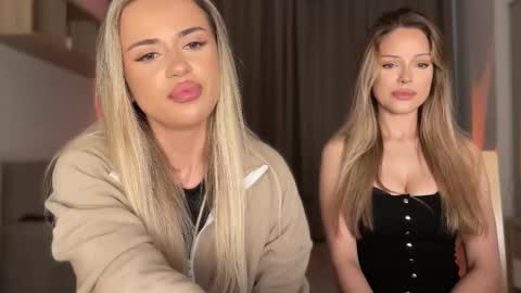 Julia R Le online show from November 3, 8:43 pm