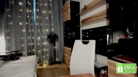 julia_t_mog online show from June 28, 6:47 pm