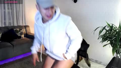 Julian online show from March 7, 3:03 am