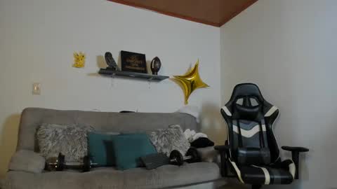 julian_wallace online show from October 29, 3:47 pm