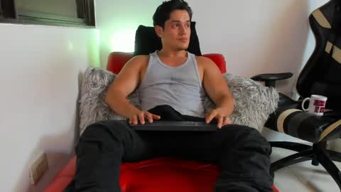 julian_wallace online show from April 15, 7:58 pm