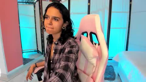 Snapshot of julianne_7 chatting on February 3, 9:31 pm julianne_7 online show from February 3, 9:31 pm