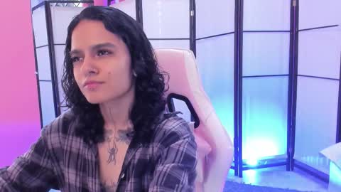 Snapshot of julianne_7 chatting on February 16, 7:32 pm julianne_7 online show from February 16, 7:32 pm