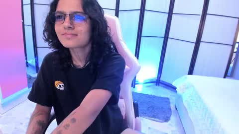 Snapshot of julianne_7 chatting on February 17, 8:26 pm julianne_7 online show from February 17, 8:26 pm