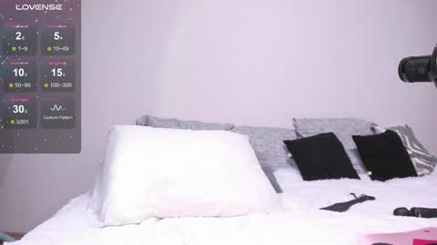 Snapshot of juliavangg_19 chatting on October 2, 4:41 am Julls online show from October 2, 4:41 am