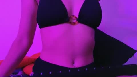 Snapshot of julie13tuyo chatting on May 28, 8:39 pm Julie-Game online show from May 28, 8:39 pm