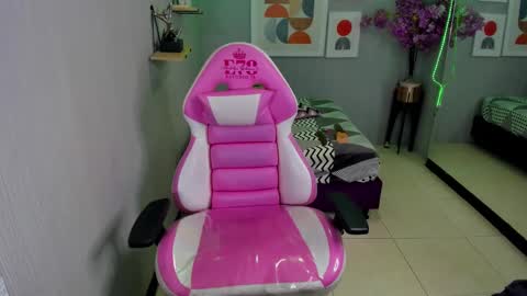 Snapshot of julie_coper chatting on December 9, 10:41 pm julie coper online show from December 9, 10:41 pm