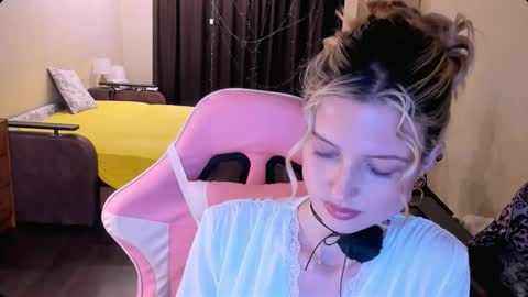 Julie online show from November 14, 7:45 pm