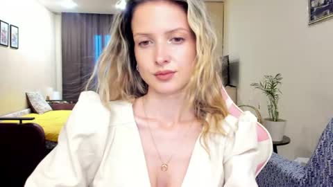 Snapshot of julie_flores chatting on June 20, 2:42 pm Julie online show from June 20, 2:42 pm