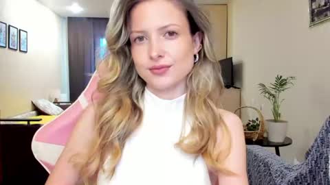 Snapshot of julie_flores chatting on June 23, 1:20 pm Julie online show from June 23, 1:20 pm