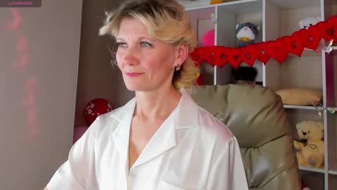 Snapshot of julie_lucasss chatting on February 14, 9:06 am Julie Lucasss online show from February 14, 9:06 am