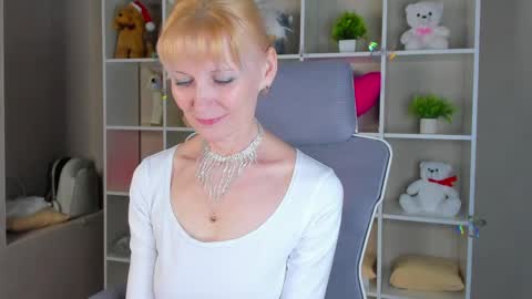 Julie Lucasss online show from April 1, 12:55 am