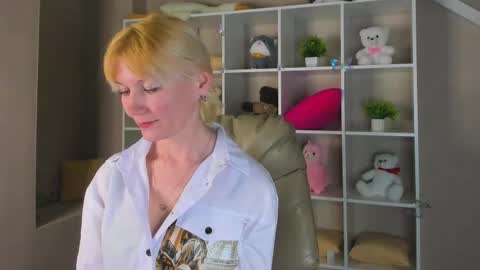 Julie Lucasss online show from April 13, 12:38 am