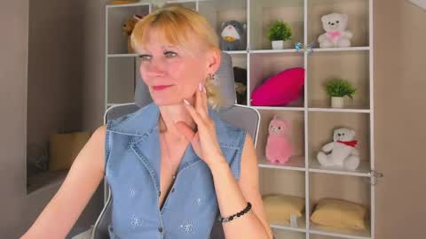 Julie Lucasss online show from April 14, 12:38 am