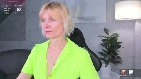 Snapshot of julie_lucasss chatting on June 7, 11:41 pm Julie Lucasss online show from June 7, 11:41 pm