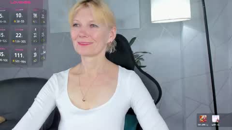 Snapshot of julie_lucasss chatting on June 18, 12:00 am Julie Lucasss online show from June 18, 12:00 am