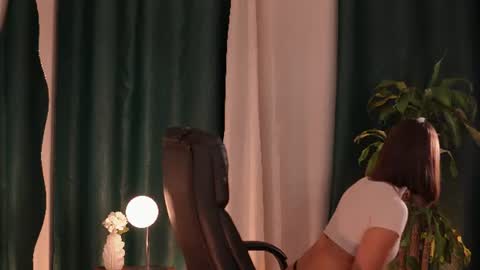 Snapshot of julieta_valencia chatting on July 25, 1:58 am julieta_valencia online show from July 25, 1:58 am