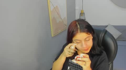 Snapshot of julieth_brown_ chatting on November 18, 7:51 pm Julieth online show from November 18, 7:51 pm