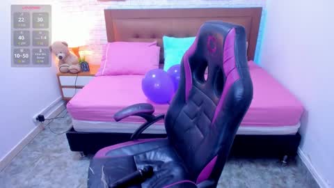 Snapshot of julieth_love_ chatting on September 16, 1:45 pm Julieth online show from September 16, 1:45 pm