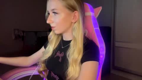 Snapshot of julissariecke chatting on November 12, 4:51 pm Sofie online show from November 12, 4:51 pm