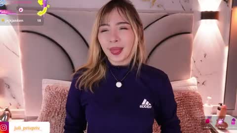 jullianapriv_ online show from April 8, 2:39 pm