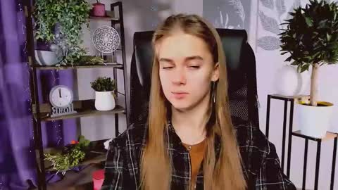 Snapshot of junewoods chatting on December 17, 6:19 am junewoods online show from December 17, 6:19 am