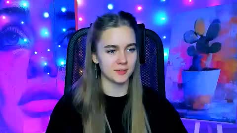 Snapshot of junewoods chatting on December 18, 6:30 am junewoods online show from December 18, 6:30 am