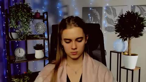 Snapshot of junewoods chatting on December 19, 1:18 pm junewoods online show from December 19, 1:18 pm