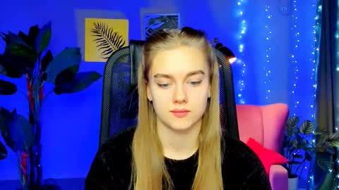 Snapshot of junewoods chatting on January 13, 8:19 am junewoods online show from January 13, 8:19 am