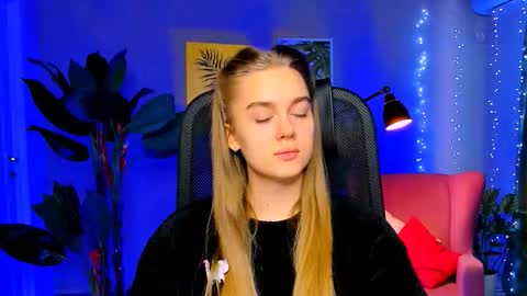 Snapshot of junewoods chatting on January 15, 8:08 am junewoods online show from January 15, 8:08 am