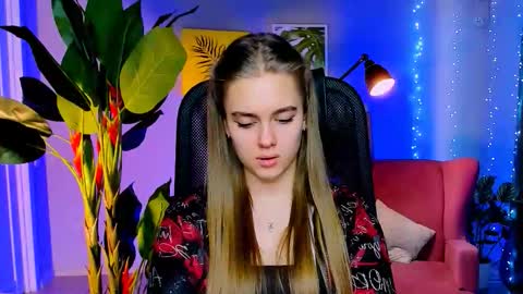 Snapshot of junewoods chatting on January 19, 9:24 am junewoods online show from January 19, 9:24 am