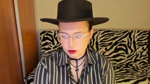 Snapshot of just_fucked chatting on June 25, 7:18 pm Nika and Mark online show from June 25, 7:18 pm