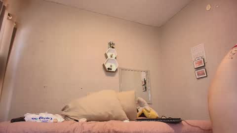 Snapshot of just_isa chatting on June 1, 6:53 pm Isa y Luci online show from June 1, 6:53 pm