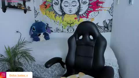 Snapshot of just_katiex chatting on December 1, 11:59 am Sofia online show from December 1, 11:59 am