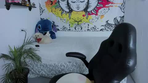 Snapshot of just_katiex chatting on December 5, 12:25 pm Sofia online show from December 5, 12:25 pm