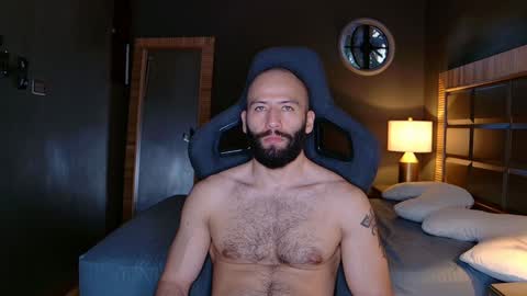 Snapshot of justin_hton chatting on January 6, 9:43 pm Justin online show from January 6, 9:43 pm