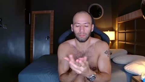 Snapshot of justin_hton chatting on February 10, 11:25 am Justin online show from February 10, 11:25 am