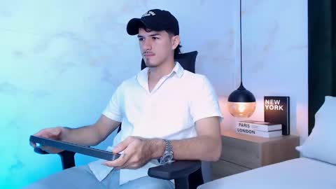 Snapshot of justin_spencer chatting on December 4, 7:44 pm Justin online show from December 4, 7:44 pm