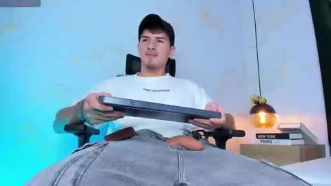 Snapshot of justin_spencer chatting on December 13, 7:53 pm Justin online show from December 13, 7:53 pm