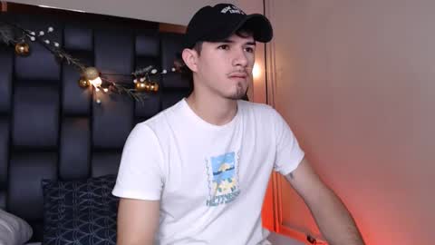 Snapshot of justin_spencer chatting on December 17, 7:31 pm Justin online show from December 17, 7:31 pm