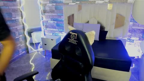  justin  online show from April 11, 11:36 am