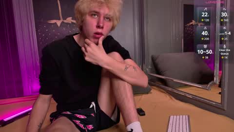 justTEEN online show from March 26, 11:05 am