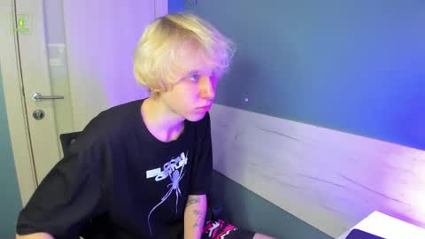 justTEEN online show from April 7, 10:15 am